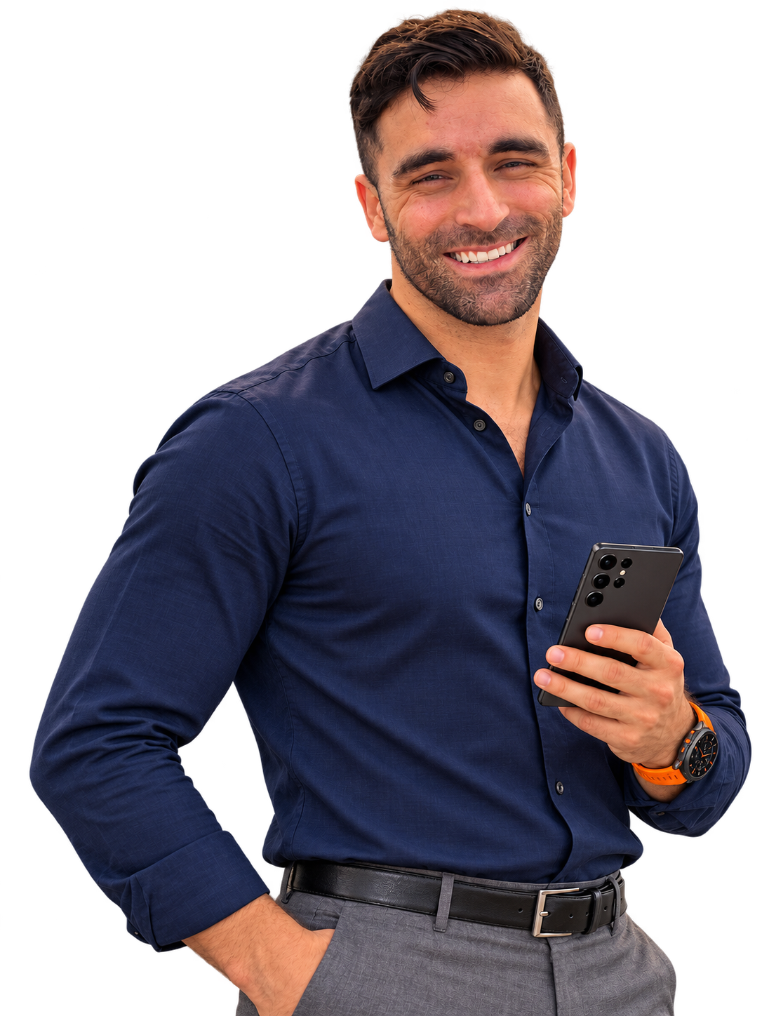 João Pedro Perez sorrindo e segurando um celular